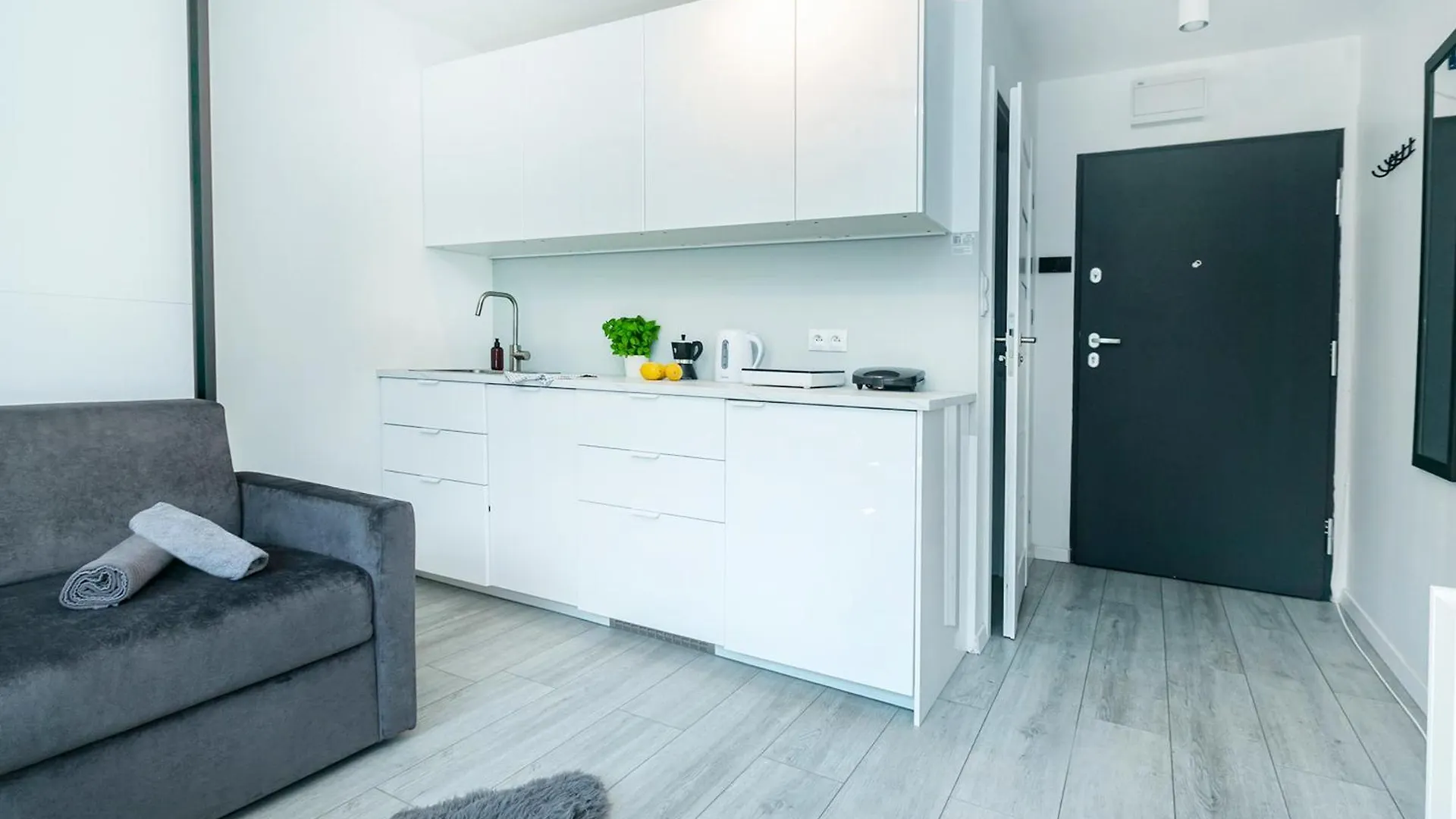 Batorego 18 - Yellow - Stacja Metra 300M - Underground Station 300M - Better Rental Warszawa Polska